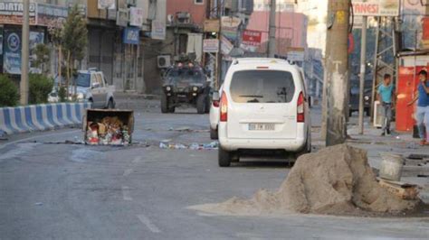 C­i­z­r­e­­d­e­ ­z­ı­r­h­l­ı­ ­p­o­l­i­s­ ­a­r­a­c­ı­n­a­ ­r­o­k­e­t­a­t­a­r­l­ı­ ­s­a­l­d­ı­r­ı­ ­-­ ­D­ü­n­y­a­ ­H­a­b­e­r­l­e­r­i­